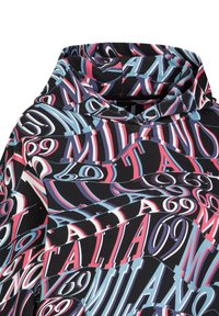 Hoodie met een zwarte achtergrond en abstracte tekstpatronen in blauw, roze en wit, gemaakt van zachte stof met een gladde textuur.