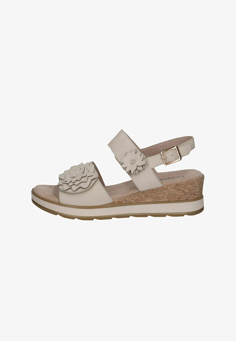 Sandales compensées beige avec deux applications florales superposées, bride de cheville ajustable, semelle intérieure texturée et semelle extérieure en caoutchouc.