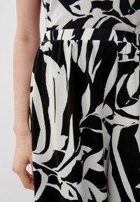 s.Oliver CULOTTE MIT PLISEEFALTEN - Broek - schwarz