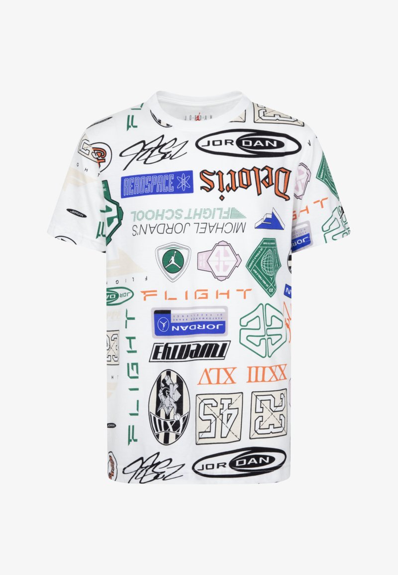 T-shirt bianco a maniche corte con vari loghi e grafiche in verde, arancione e blu. Design con colletto girocollo e vestibilità comoda.