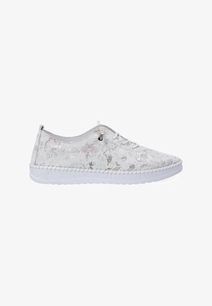 Witte bloemen veterschoenen met een gestructureerde bovenkant, voorzien van een subtiele metallic glans en een witte rubberen zool met gevlochten details.