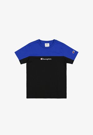 Camiseta de manga corta con la mitad superior azul y la mitad inferior negra, que presenta un logotipo blanco de "Champion" y un pequeño acento del logotipo en la manga.