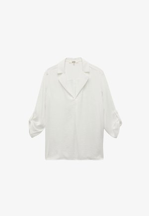Blusa blanca con cuello y un corte relajado, con mangas de tres cuartos. Tejido suave y texturizado, con una tapeta delantera y mangas sueltas, enrolladas.