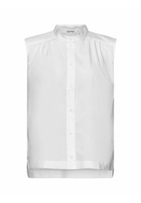 Blouse blanche sans manches avec col haut et fermeture boutonnée devant, en tissu lisse, montrant des plis minimes aux épaules.