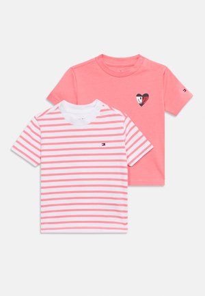 Két rövid ujjú póló: az egyik rózsaszín, szív grafikával díszített, a másik fehér, rózsaszín vízszintes csíkokkal. Pamut anyag, kerek nyakkivágás.