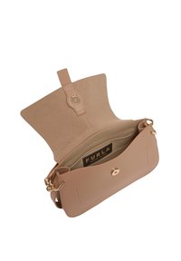 Borsa in pelle beige chiaro con una finitura liscia, dotata di una chiusura a scatto dorata e un interno foderato in suede con etichetta del marchio.