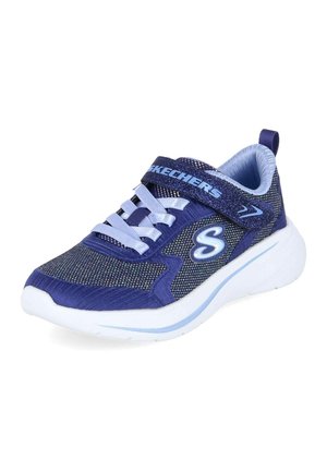 Sneaker Skechers blu e nera con suola bianca, lacci azzurri e strap in velcro su sfondo bianco.