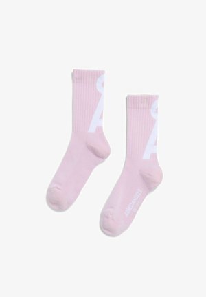 Paar hellrosa Sneakersocken mit gerippten Bündchen, großen weißen Buchstaben und dem Schriftzug "ARMEDANGELS" am Fuß.
