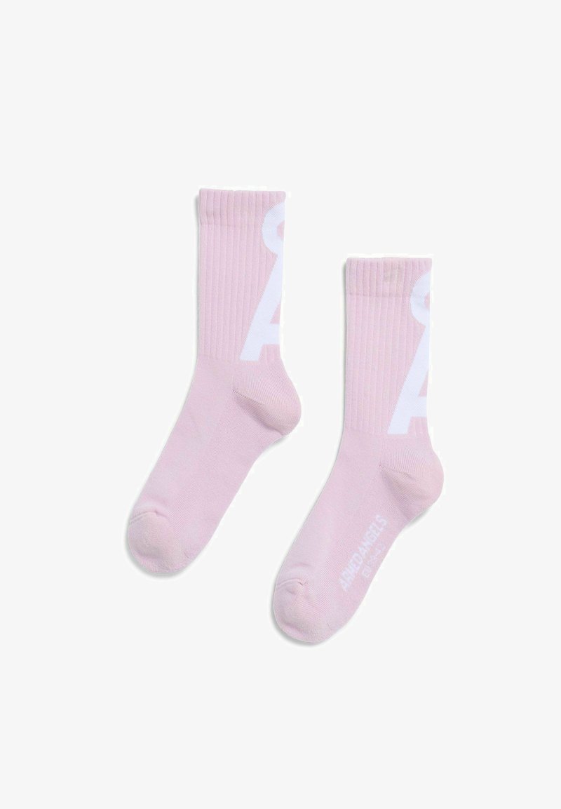 Een paar lichtroze crew-sokken met geribbelde boorden, voorzien van grote witte letters en de tekst "ARMEDANGELS" op de voet.