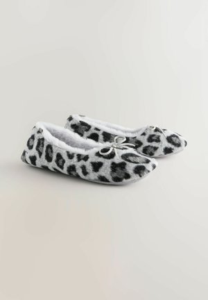 Pantofole con stampa leopardata in grigio e nero in pelliccia sintetica, punta arrotondata, foderate in pelliccia sintetica bianca e con un dettaglio a fiocco decorativo sulla parte anteriore.