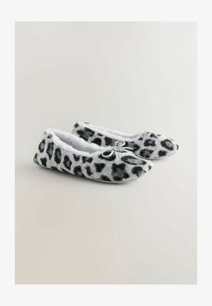 Papuci cu imprimeu de leopard, în nuanțe de gri și negru, din blană artificială, cu vârf rotunjit, căptușeală din blană albă artificială și un detaliu decorativ sub formă de fundiță în față.
