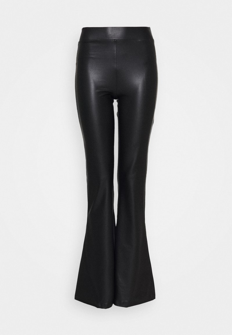 Pantalon évasé en similicuir noir avec une texture lisse, taille haute et cuisses ajustées qui s'élargissent sous le genou.