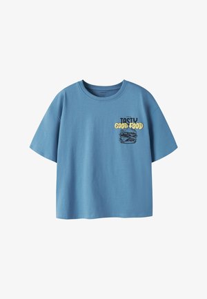 Niebieski t-shirt z krótkim rękawem i okrągłym dekoltem, z napisem „Life is Tasty Good Food” oraz grafiką burgera na lewej piersi.
