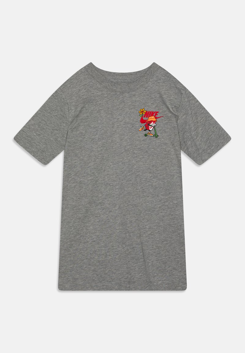 T-shirt de algodão cinza com mangas curtas; apresenta um gráfico colorido de um personagem e o logótipo da Nike na área do peito esquerdo.