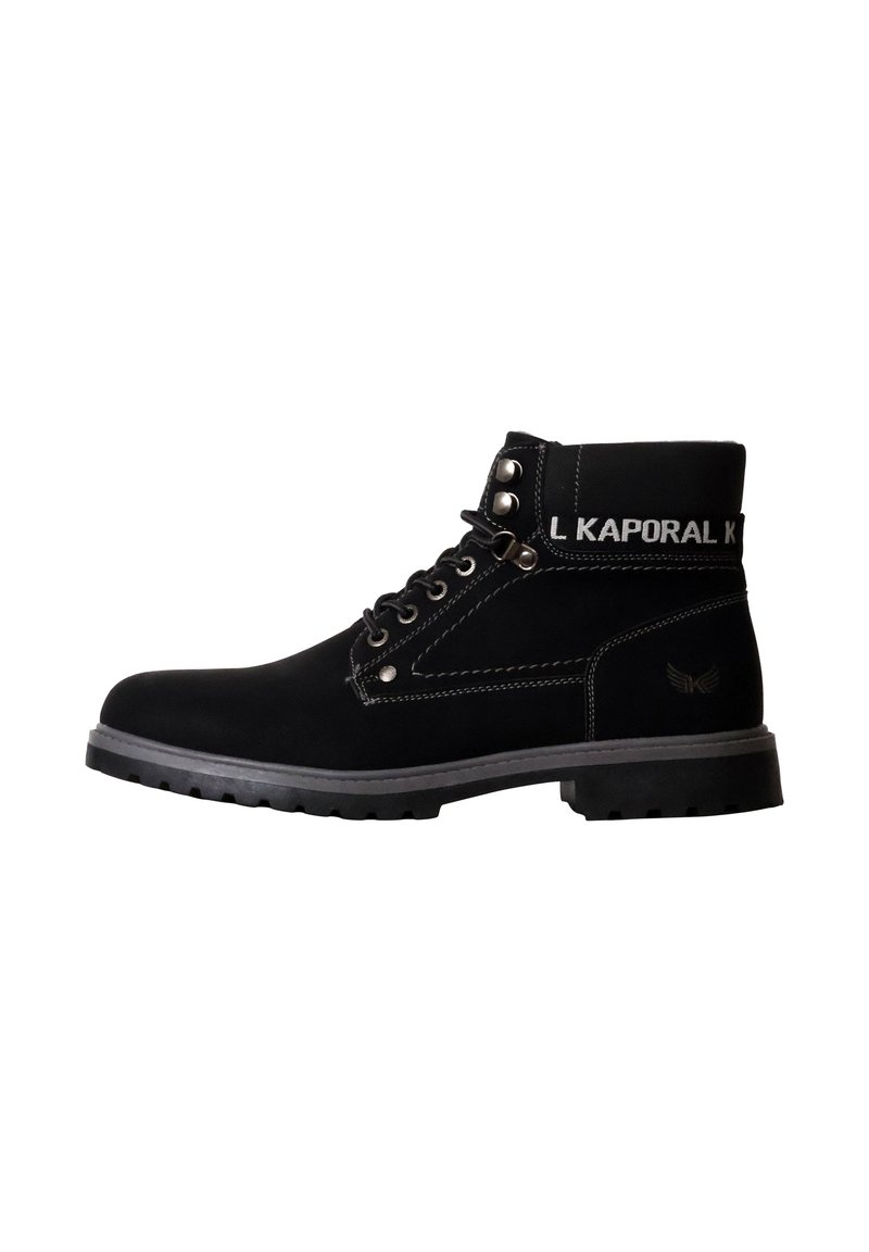 Stivali ankle neri in suede, con logo sul collo, occhielli in metallo e una suola in gomma spessa con motivo a battistrada.