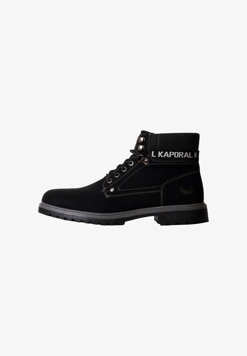 Stivali ankle neri in suede, con logo sul collo, occhielli in metallo e una suola in gomma spessa con motivo a battistrada.