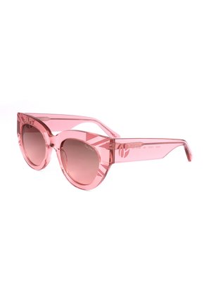 Occhiali da sole rosa traslucidi a forma di occhio di gatto con lenti marroni sfumate mostrati a un angolo di tre quarti su sfondo bianco.