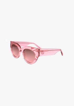 Occhiali da sole rosa traslucidi a forma di occhio di gatto con lenti marroni sfumate mostrati a un angolo di tre quarti su sfondo bianco.