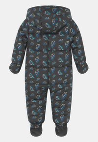 Czarny ocieplany kombinezon narciarski z kolorowymi geometrycznymi wzorami, kapturem i elastycznymi mankietami. Posiada zamek błyskawiczny na całej długości oraz wbudowane osłony na stopy.