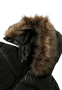 Veste matelassée noire avec une finition brillante, dotée d'une capuche détachable bordée de fausse fourrure marron. Fermeture éclair à l'avant et texture matelassée.