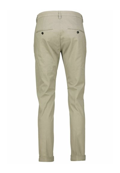 Pantaloni beige con una vestibilità su misura, dotati di due tasche posteriori con bottoni neri e orli arrotolati. Texture liscia e linee pulite.