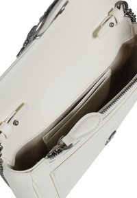Borsa a tracolla in pelle bianca con accessori metallici, chiusura con cerniera superiore e scomparti interni. L'interno presenta una fodera beige e una piccola tasca per portacarte.