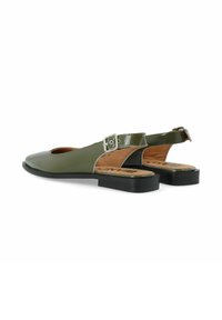 Zelene patent usnjene sandale s krožnim izrezom, ravnim gumijastim podplatom in srebrnimi zaponkami za varen oprijem.