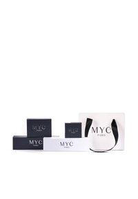 Zwart-wit verpakkingsset met dozen en een tas met het logo "MYC PARIS". De dozen zijn in verschillende maten, en de tas heeft zwarte handgrepen.
