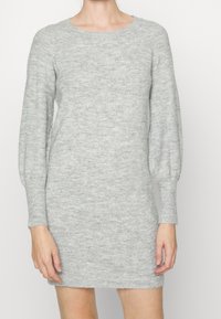 Szara dzianinowa sukienka z okrągłym dekoltem i bufkowymi rękawami, charakteryzująca się miękką teksturą i dopasowanym krojem.
