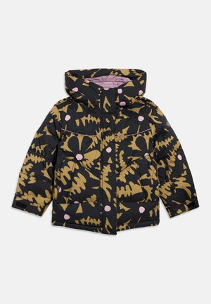 Casaco acolchoado com capuz, apresentando um padrão abstrato em preto, dourado e rosa; bolsos com fecho de correr e forro interior macio.