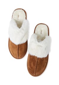 Braune Wildlederhausschuhe mit einem flauschigen weißen Kunstfellrand, geschlossener Zehenpartie und weicher, strukturierter Innenausstattung für zusätzlichen Komfort.