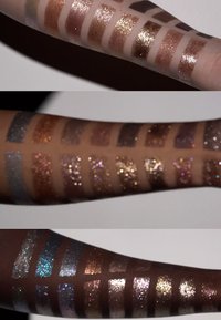 Trois rangées d'échantillons de paillettes brillantes sur des bras ; la rangée du haut présente des ors et des bronzes chauds, la rangée du milieu inclut des argentés et des violets froids, la rangée du bas montre des bleus vibrants et des tons profonds.