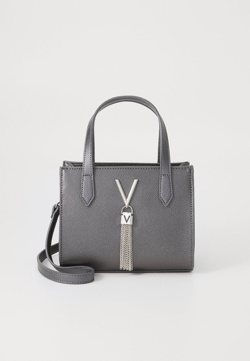 Borsa grigia strutturata con due manici superiori, una tracolla regolabile e un accento in hardware argentato con un dettaglio a forma di V e un pon-pon a catena.