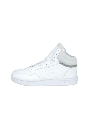 Zapatillas altas blancas con materiales de cuero y malla, que presentan tres franjas de cuero, un collar acolchado y una suela de goma texturizada.