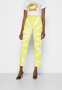 Fiorucci SUNWASH STROBES TARA - Calças de ganga justas - yellow