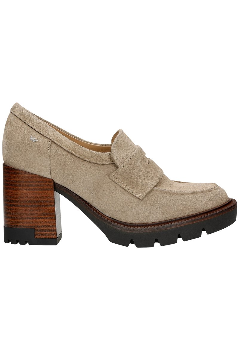 Beige suède loafers met blokhak, een ronde neus en een voorste band, met een bewerkt houten hak en een robuuste zwarte buitenzool.