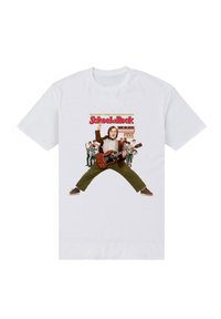 Muž hrající na elektrickou kytaru s nohama rozkročenýma, obklopený dětmi, na bílem tričku text School of Rock a barevné plakátové prvky.