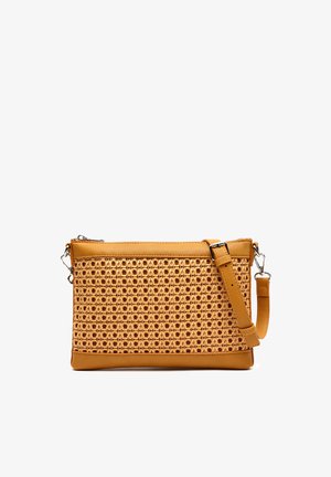 Hnedá kožená crossbody taška s tkaným ratanovým predným panelom a nastaviteľným popruhom so striebornými kovaniami, na bielom pozadí.