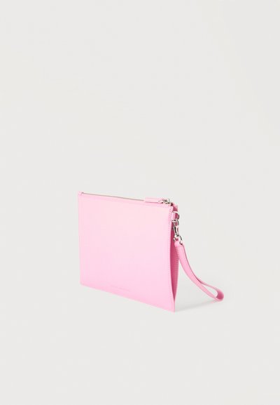 Μαλακό ροζ ορθογώνιο πορτοφόλι-μπιζού με ασημί φερμουάρ και αφαιρούμενο λουράκι, σε ανοιχτό γκρι φόντο.