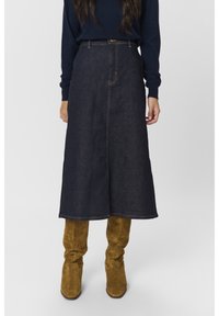 Denimkjol i mörkblått med rakt, ankel-långt snitt, med sydda sömmar, framtida knappstängning och hög midja.