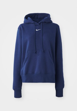 Sweat-shirt à capuche bleu marine avec une poche avant, des cordons de serrage et un petit logo Nike blanc sur la poitrine. Tissu doux et texturé, coupe décontractée.