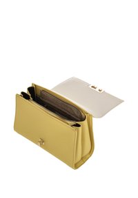 Gult læderhåndtaske med lynlåsrum og hvid klaplukning. Indvendigt har den en glat tekstur og kontrasterende foer.