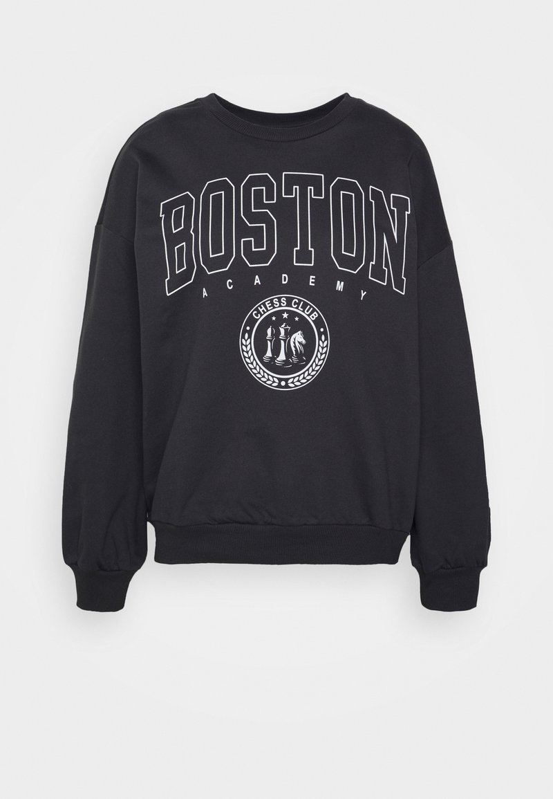 Sweat-shirt noir avec le texte « BOSTON ACADEMY » et un emblème circulaire du club d'échecs affichant des pièces d'échecs et des étoiles à l'avant.
