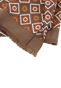 Écharpe marron avec un motif géométrique de carrés orange et blancs, bords frangés, et une petite étiquette de marque noire.