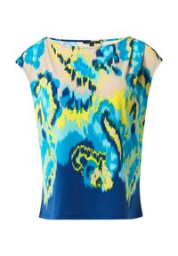 Blauwe en gele blouse met patroon, korte mouwen, gladde textuur en een brede halslijn, met abstracte ontwerpen op een lichte achtergrond.