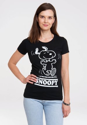 Musta t-paita, jossa on valkoinen grafiikka Snoopy-hahmosta ja teksti "SNOOPY" alla. Lyhythihainen, pyöreä kaula-aukko, istuva malli. Pehmeä kangas.
