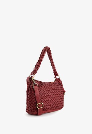 Sac à main en cuir rouge tressé avec une bandoulière nouée et quincaillerie dorée. Forme compacte avec fermeture éclair et base plate pour plus de stabilité.