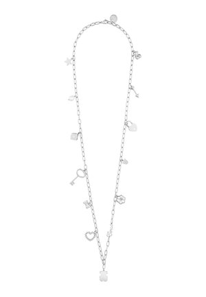 Collar de cadena de plata con charms que incluyen un osito de peluche, llave, corazón, estrella, flor, candado, lazo, flecha y perla.