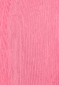 Tejido texturizado en rosa vibrante con sutiles líneas horizontales, que presenta una textura suave y lisa, adecuada para ropa o accesorios.