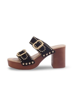 Sandale noire avec talon bloc en bois, deux larges brides avec boucles dorées et clous ronds dorés sur les bords.